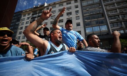 Los sindicatos argentinos protestan en la calle por el desmantelamiento del Estado decretado por Milei