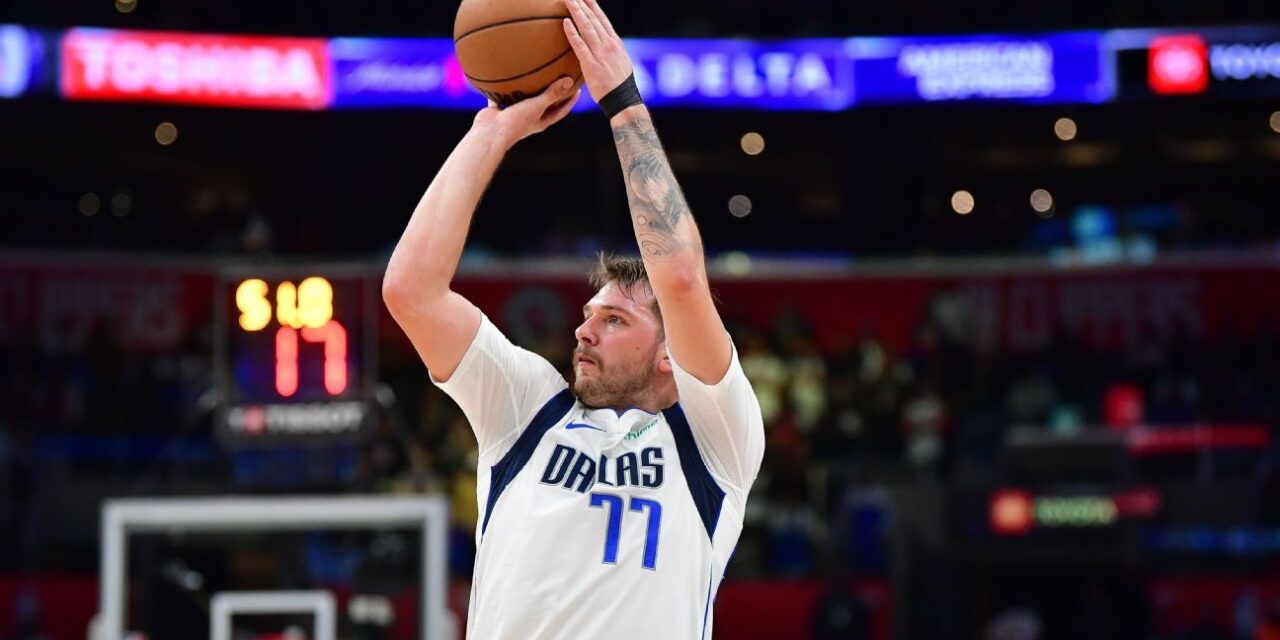 Luka Doncic logra triple-doble en la primera mitad en la paliza de los Mavs sobre el Jazz