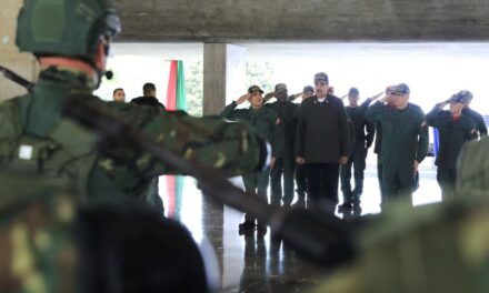 Maduro ordena una “acción defensiva” ante la llegada de un buque británico a las costas de Guyana