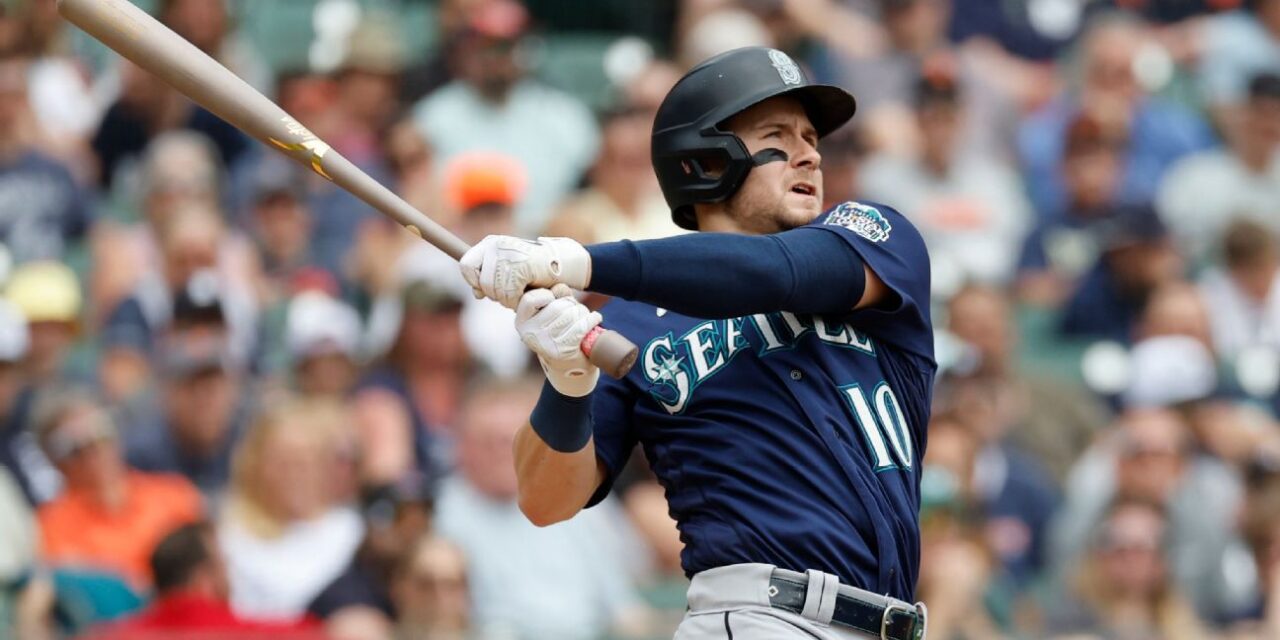 Marineros cambian al jardinero Jarred Kelenic y a otros a los Bravos