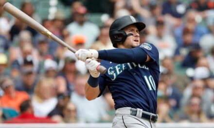 Marineros cambian al jardinero Jarred Kelenic y a otros a los Bravos