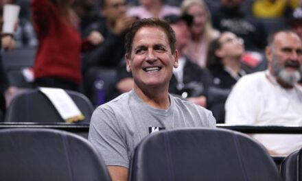 Mark Cuban dice que la venta coloca a los Mavs en "mejor posición para competir"