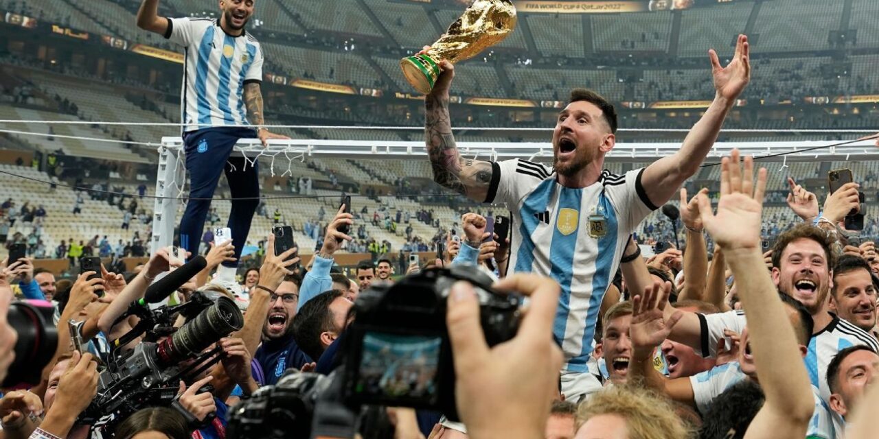 Las camisetas de Messi para el Mundial Argentina 2022 se venden por 7,8 millones de dólares en una subasta