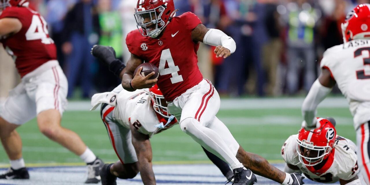 Michigan DC – El mariscal de campo de Alabama, Jalen Milroe, corre el balón como Reggie Bush