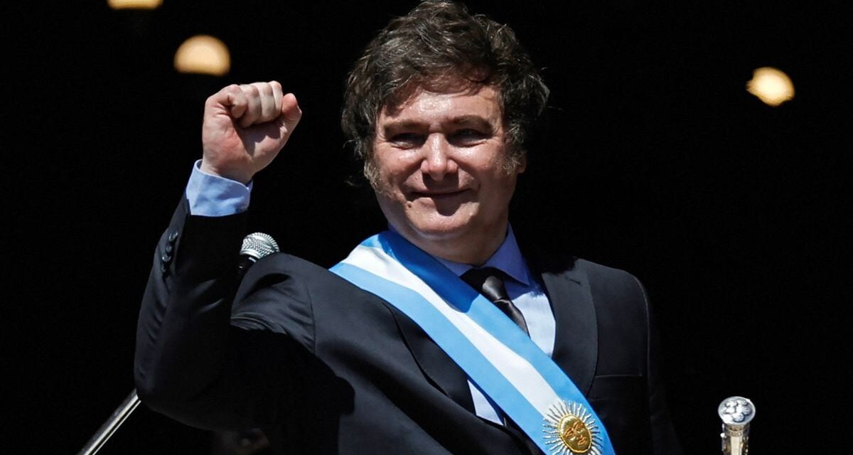 Milei anuncia una devaluación del peso del 50% y grandes recortes del gasto público