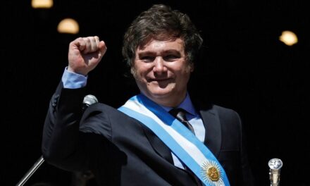 Milei anuncia una devaluación del peso del 50% y grandes recortes del gasto público