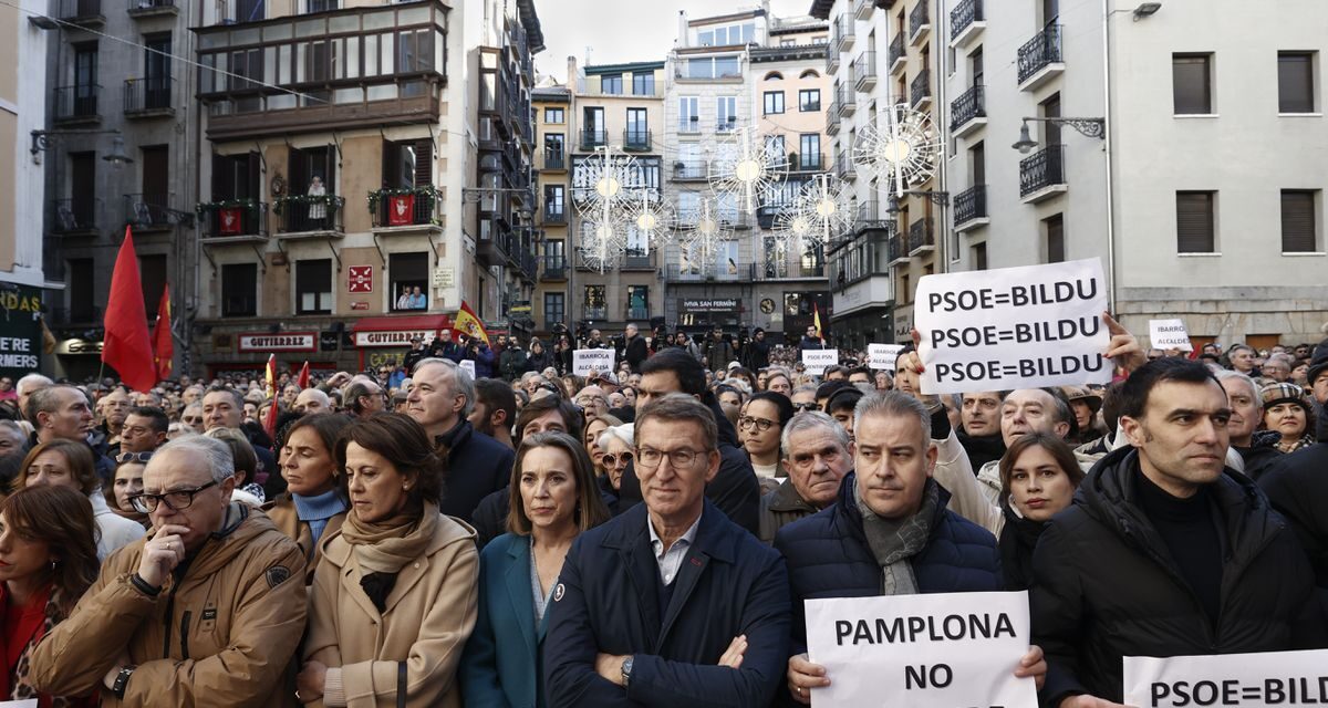 Miles de personas se manifiestan en Pamplona contra la moción de censura pactada por el PSOE y Bildu |  España