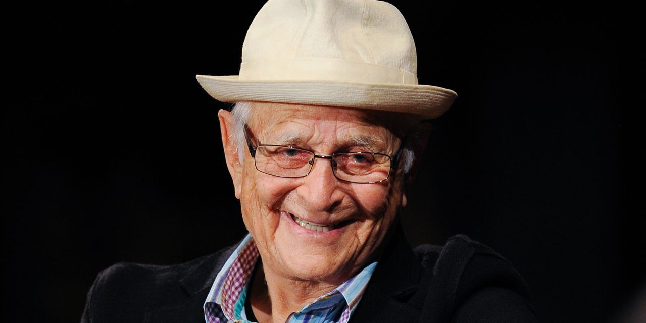 Murió Norman Lear, productor de televisión que abordó temas sociales