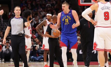 Nikola Jokic expulsado contra Bulls, provocando abucheos del público en Chicago