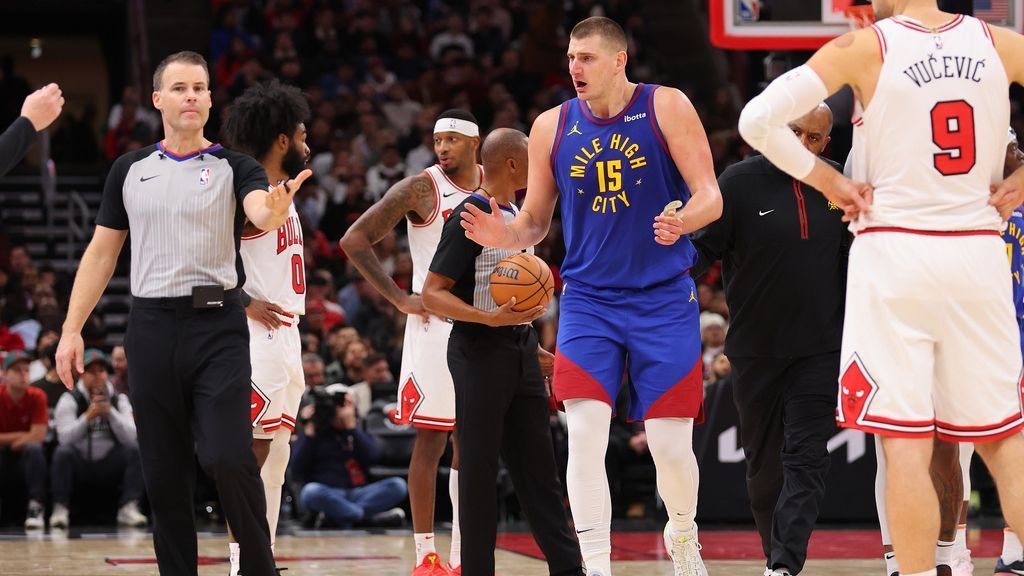 Nikola Jokic expulsado contra Bulls, provocando abucheos del público en Chicago