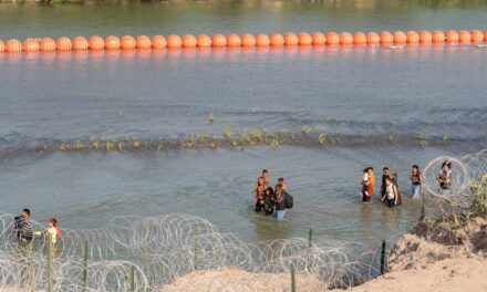 Ordenan a Texas retirar la barrera de boyas en la frontera sur
