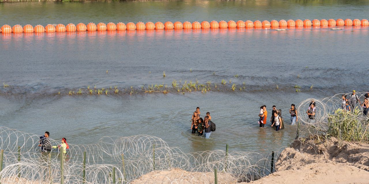 Ordenan a Texas retirar la barrera de boyas en la frontera sur