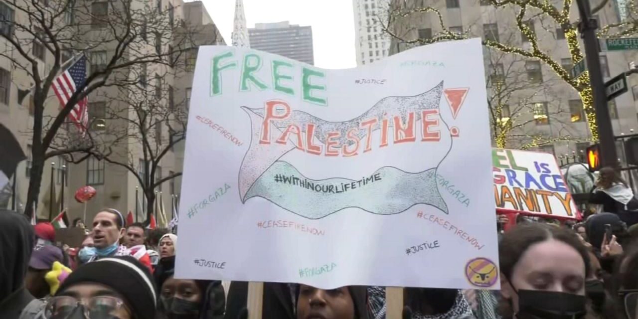 Partidarios pro palestinos se manifiestan en Nueva York en Navidad