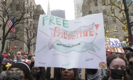 Partidarios pro palestinos se manifiestan en Nueva York en Navidad