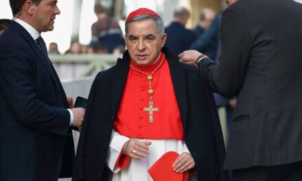 Podría haber sido Papa.  En cambio, podría ir a prisión.