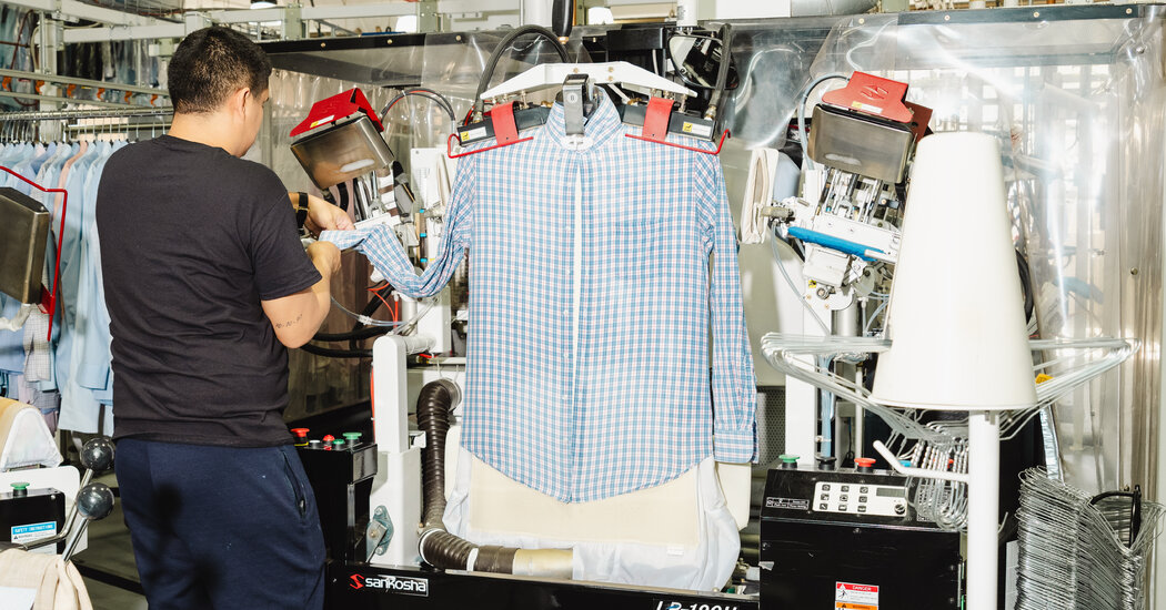 Por qué cuesta $6 limpiar esta camisa en la ciudad de Nueva York