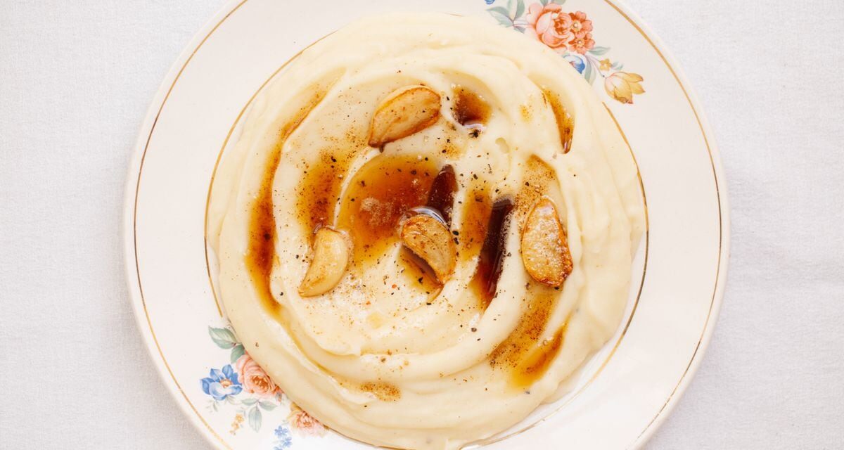 Puré de patatas con tostada de mantequilla y ajo |  El Comidista |  gastronomia
