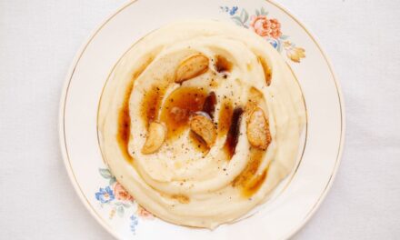 Puré de patatas con tostada de mantequilla y ajo |  El Comidista |  gastronomia
