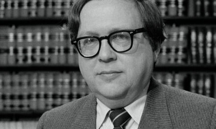 Raymond Dirks, cuyo caso de informante redefinió el uso de información privilegiada, muere a los 89 años