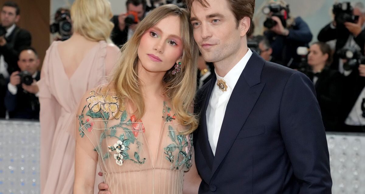Robert Pattinson y Suki Waterhouse se comprometen un mes después de anunciar que esperan un hijo juntos |  Gente