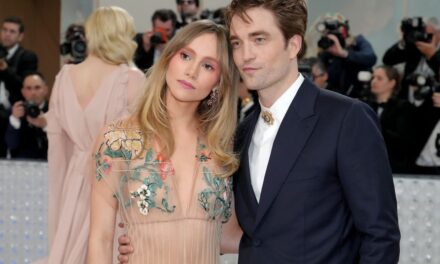 Robert Pattinson y Suki Waterhouse se comprometen un mes después de anunciar que esperan un hijo juntos |  Gente