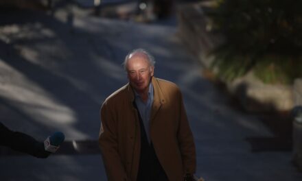 Rodrigo Rato guarda silencio a la llegada a su juicio por blanqueo y delitos fiscales |  Economía