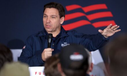 Ron DeSantis critica a la CFP y quiere demandar por el desaire del estado de Florida
