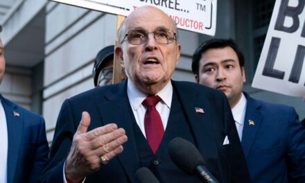 Rudy Giuliani se declara en quiebra después de perder el caso de difamación de trabajadores electorales