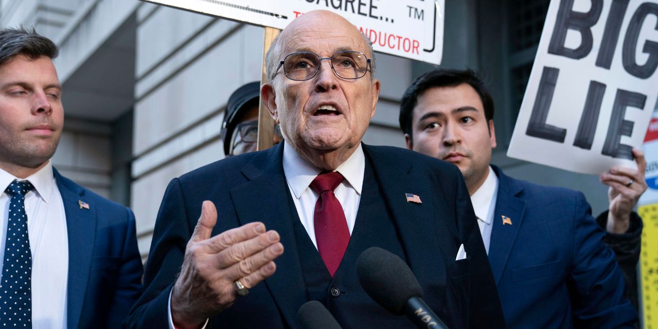 Rudy Giuliani se declara en quiebra después de perder el caso de difamación de trabajadores electorales
