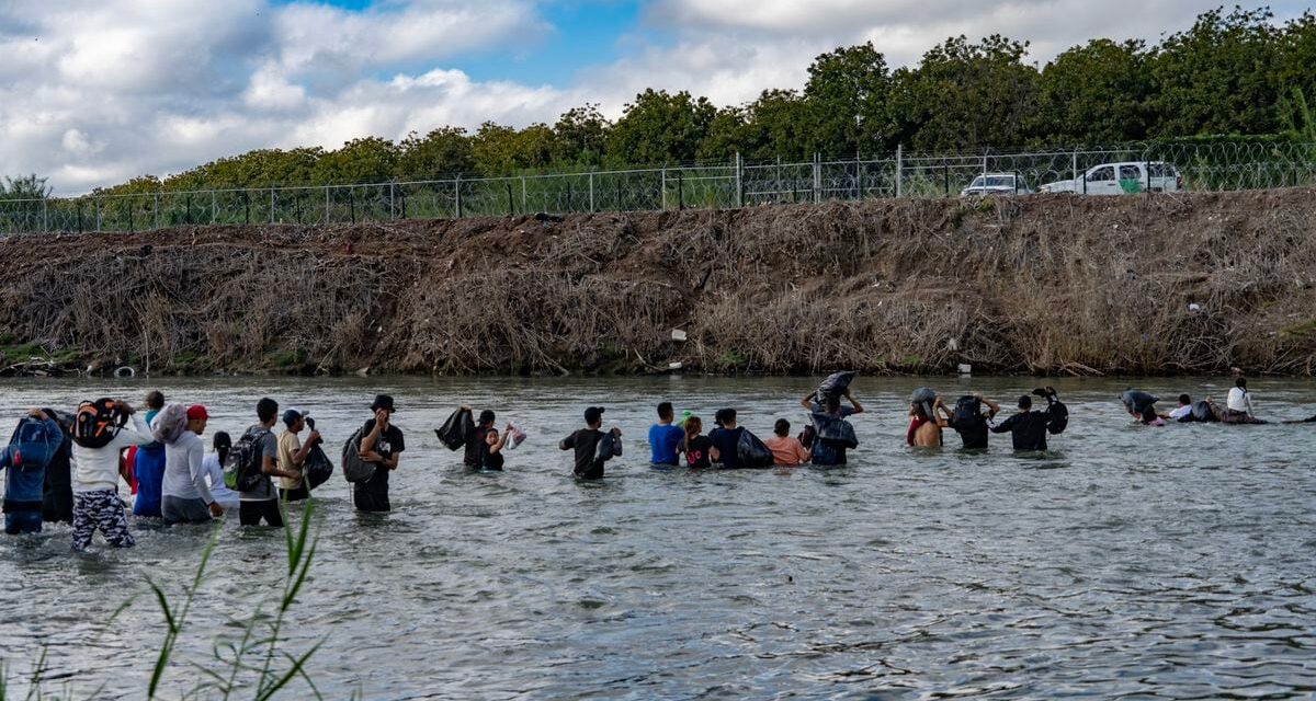 SB4: Texas promulga una ley que permite a las autoridades locales deportar personas a México |  internacional