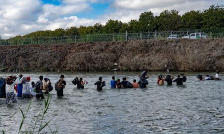 SB4: Texas promulga una ley que permite a las autoridades locales deportar personas a México |  internacional