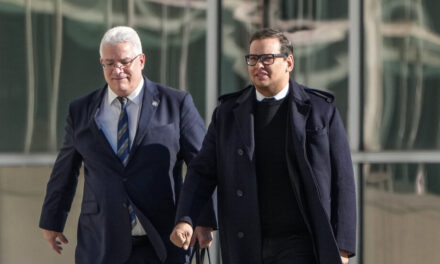 Santos cosecha los frutos de la notoriedad mientras la perspectiva de ir a prisión aún acecha