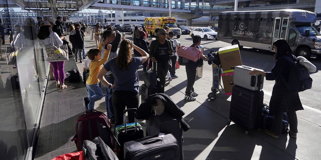 Se espera que 115 millones de estadounidenses viajen durante las vacaciones