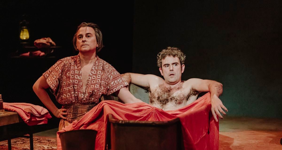 Sexo “de soldado” para Napoleón: una obra teatral en Barcelona le imagina una insólita escena manual en la bañera con su mameluco |  Cultura