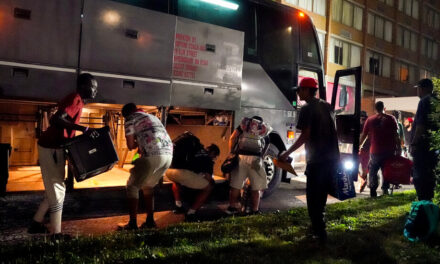 Sin comer y en la basura: cómo Nueva York desperdició 5.000 comidas de inmigrantes en un día