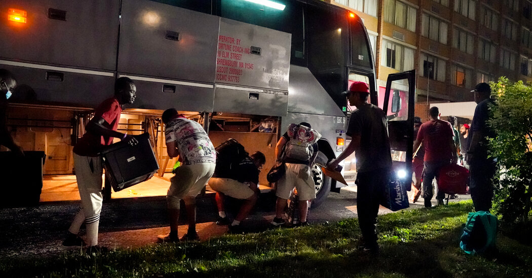 Sin comer y en la basura: cómo Nueva York desperdició 5.000 comidas de inmigrantes en un día