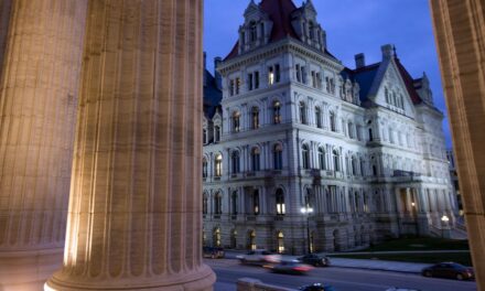 Sobrevivientes de abuso sexual de Nueva York y defensores en la próxima sesión