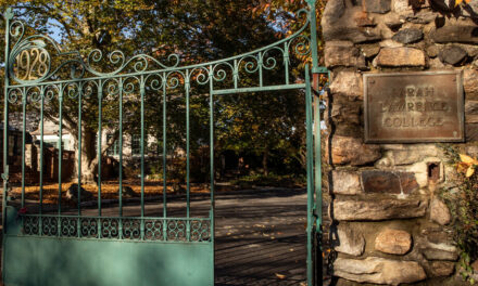 Sobrevivientes de una secta sexual acusan a Sarah Lawrence de negligencia: "Nos fallaron"