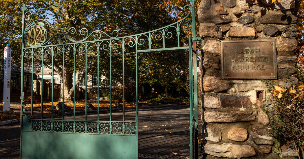 Sobrevivientes de una secta sexual acusan a Sarah Lawrence de negligencia: "Nos fallaron"