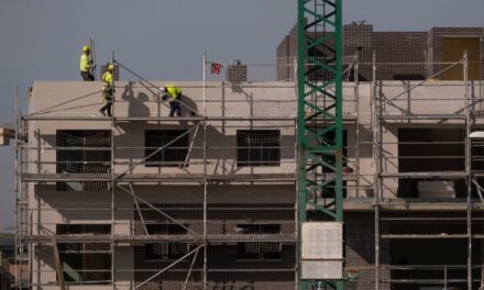 Solo 29 trabajadores en cuatro meses: las nuevas contrataciones en origen de la construcción arrancan a medio gas |  Economía