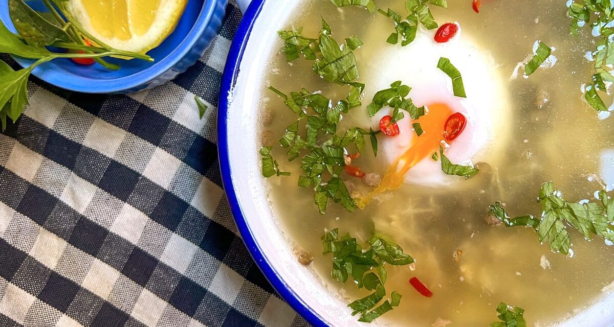 Sopa de lentejas con pollo y huevo |  El Comidista |  gastronomia