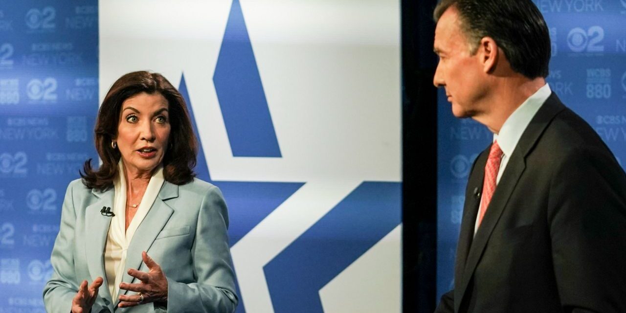 Suozzi se reúne con Hochul en medio de candidatura por asiento de Santos
