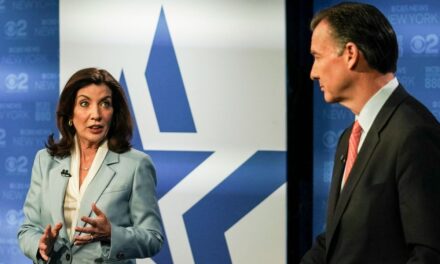 Suozzi se reúne con Hochul en medio de candidatura por asiento de Santos