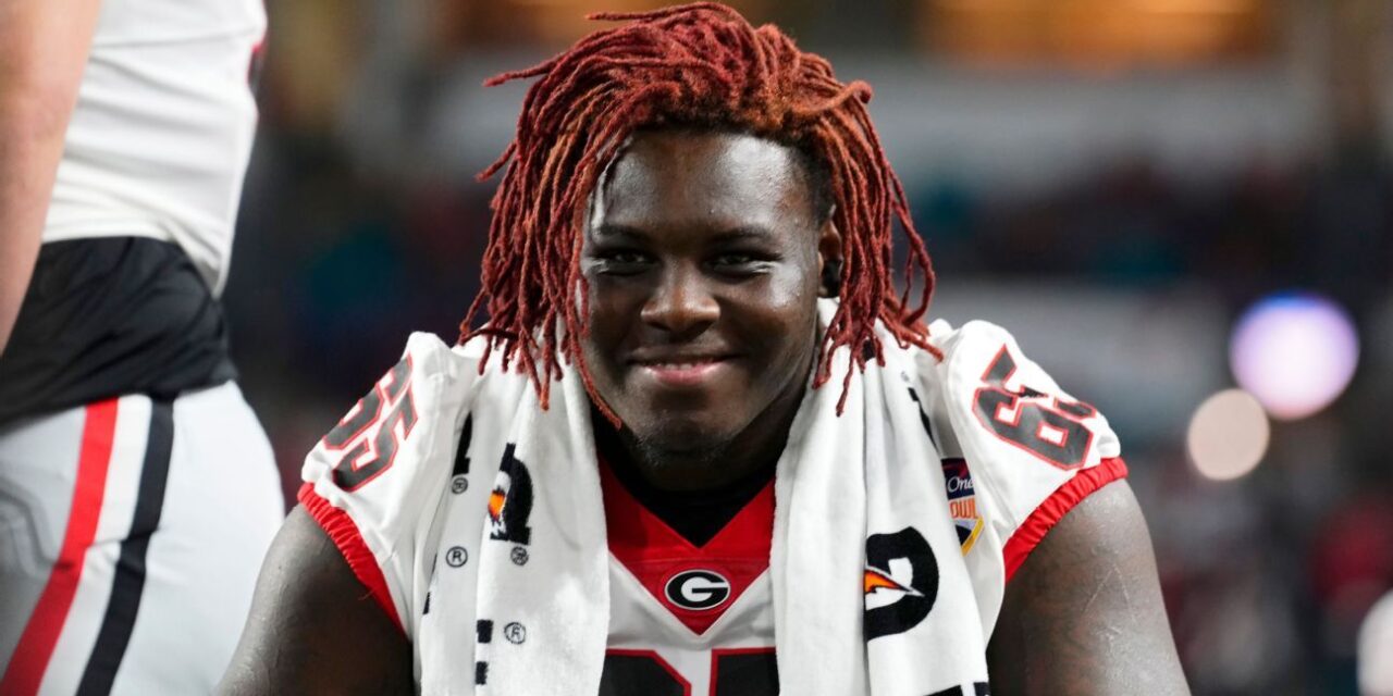 Tackle Amarius Mims deja Georgia para ingresar al draft de la NFL