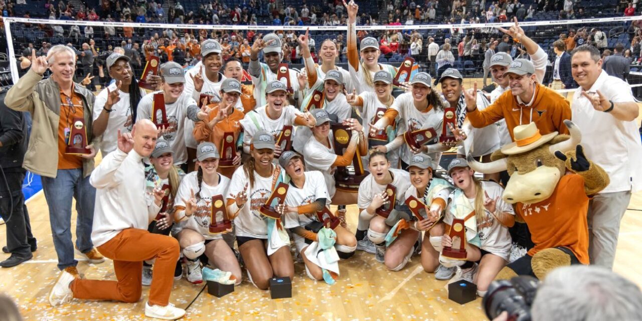 Texas arrasa con Nebraska por segundo título consecutivo de voleibol de la NCAA