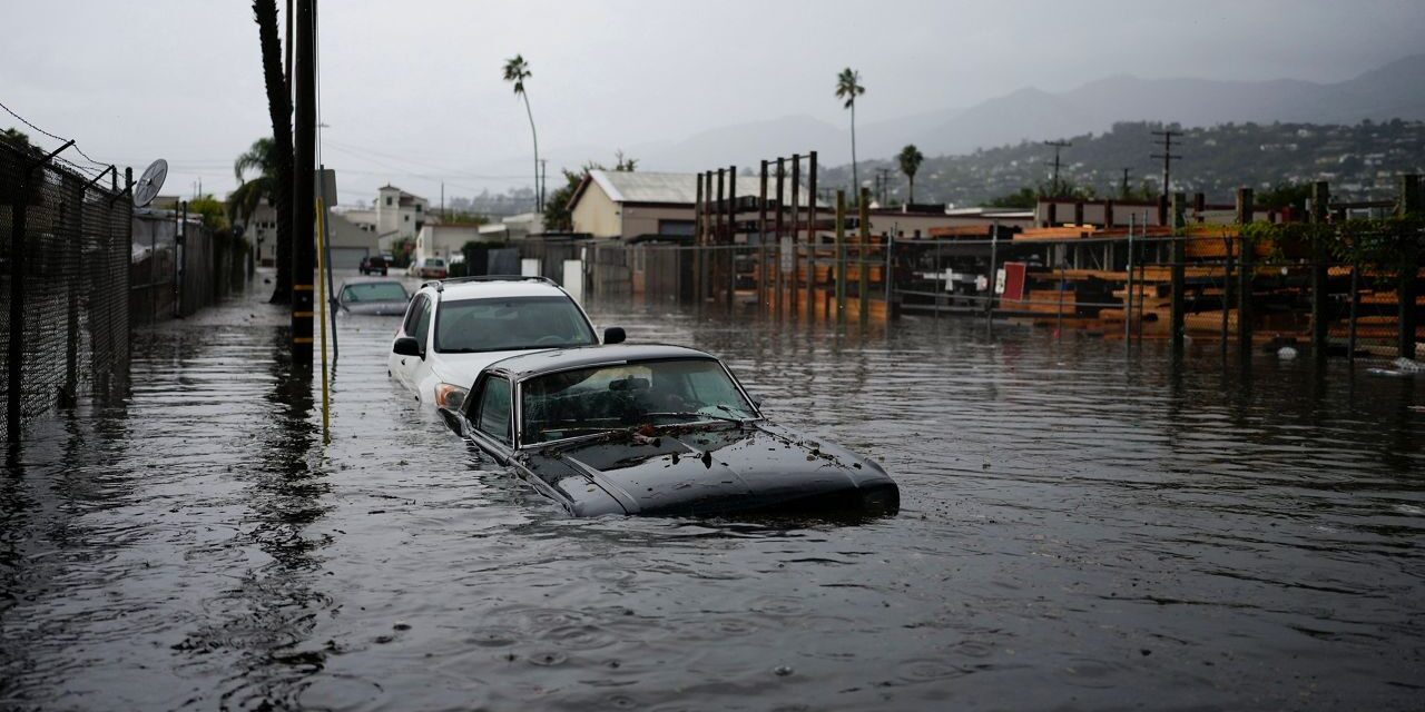 Tormenta en el sur de California provoca intensas lluvias y provoca rescates acuáticos