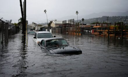 Tormenta en el sur de California provoca intensas lluvias y provoca rescates acuáticos