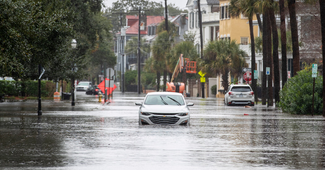 La tormenta provocó inundaciones y mareas altas en Carolina del Sur el domingo.