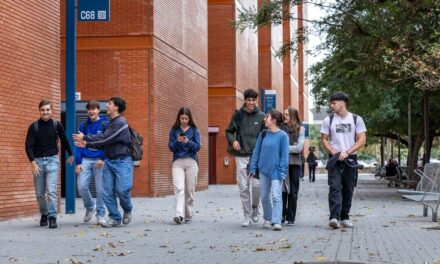 Trabajar sin cobrar o paralizar la tesis: 779 investigadores reciben sus contratos predoctorales tras un limbo de meses |  Educación