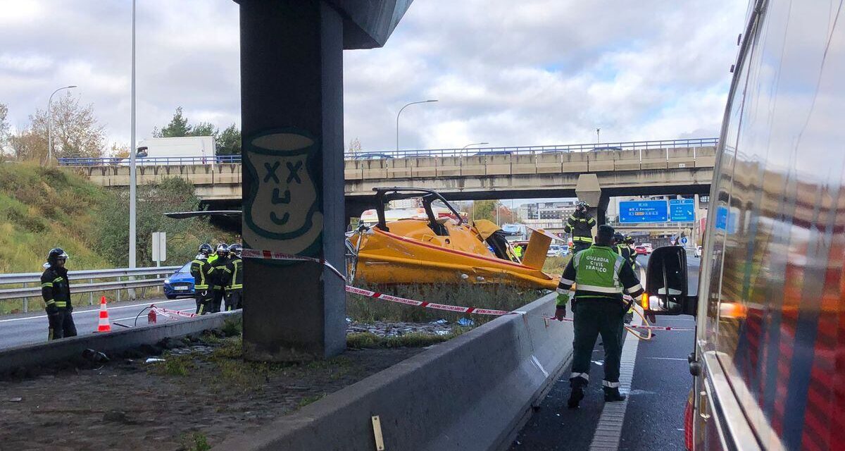 Tres heridos leves al caer un helicóptero en plena M-40 de Madrid a la altura del Campo de las Naciones |  Madrid |  España